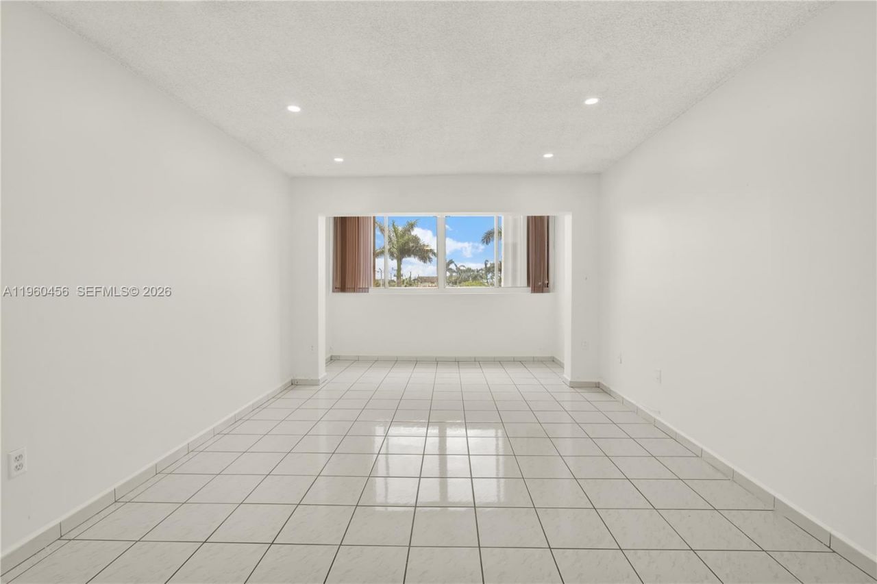 1555 W 44th Pl, Unit 305, Hialeah, FL 33012 Photo