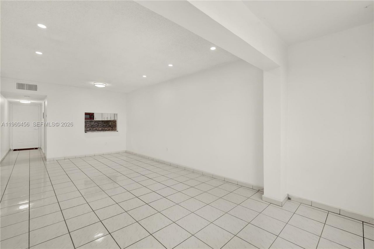 1555 W 44th Pl, Unit 305, Hialeah, FL 33012 Photo