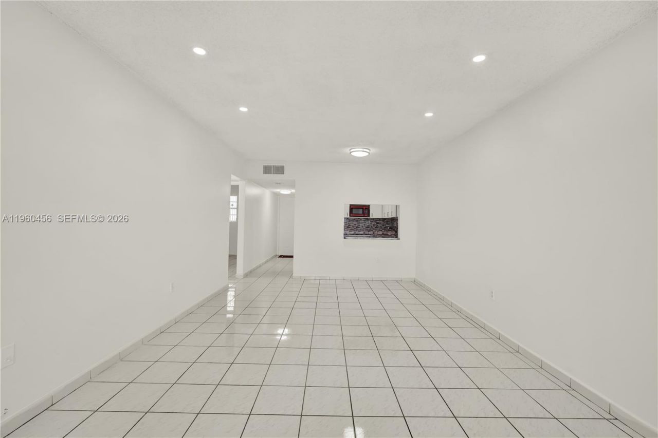 1555 W 44th Pl, Unit 305, Hialeah, FL 33012 Photo