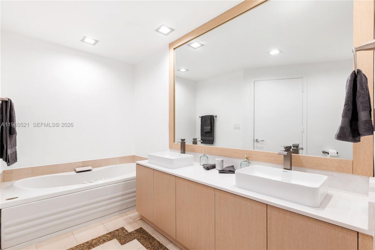 300 S Pointe Dr, Unit 907, Miami Beach, FL 33139 Photo