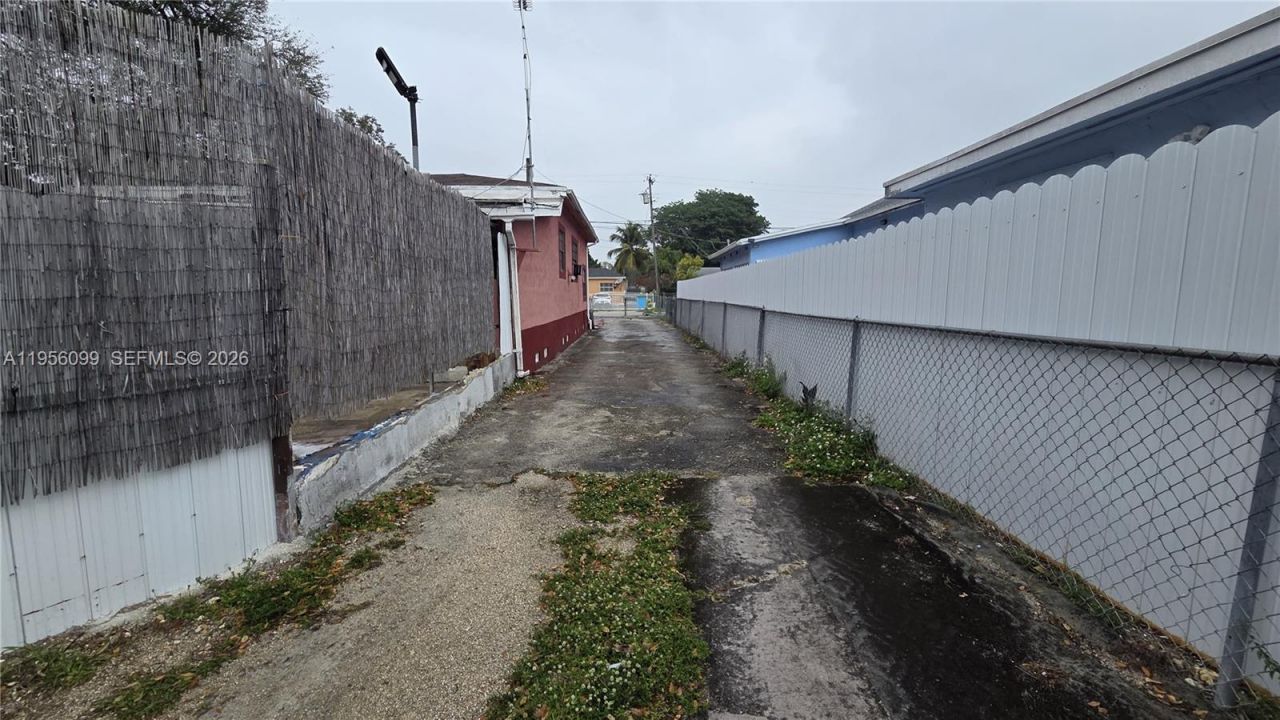 2764 NW 31st St, Miami, FL 33142 Photo
