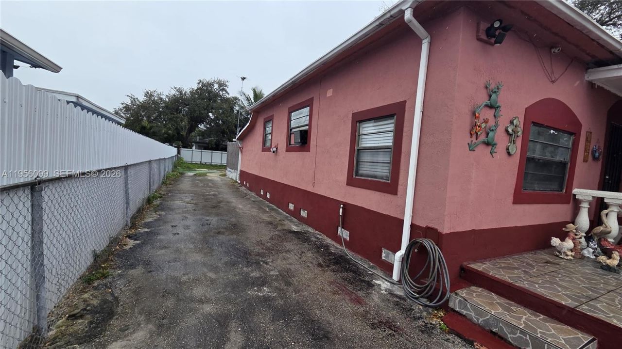 2764 NW 31st St, Miami, FL 33142 Photo