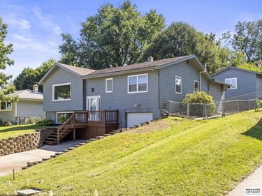 8915 Valley Street, Omaha, NE 68124