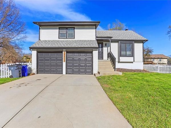 15207 S NAVAHO Drive, Olathe, KS 66062