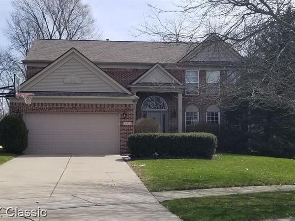 832 Wood Run, South Lyon, MI 48178