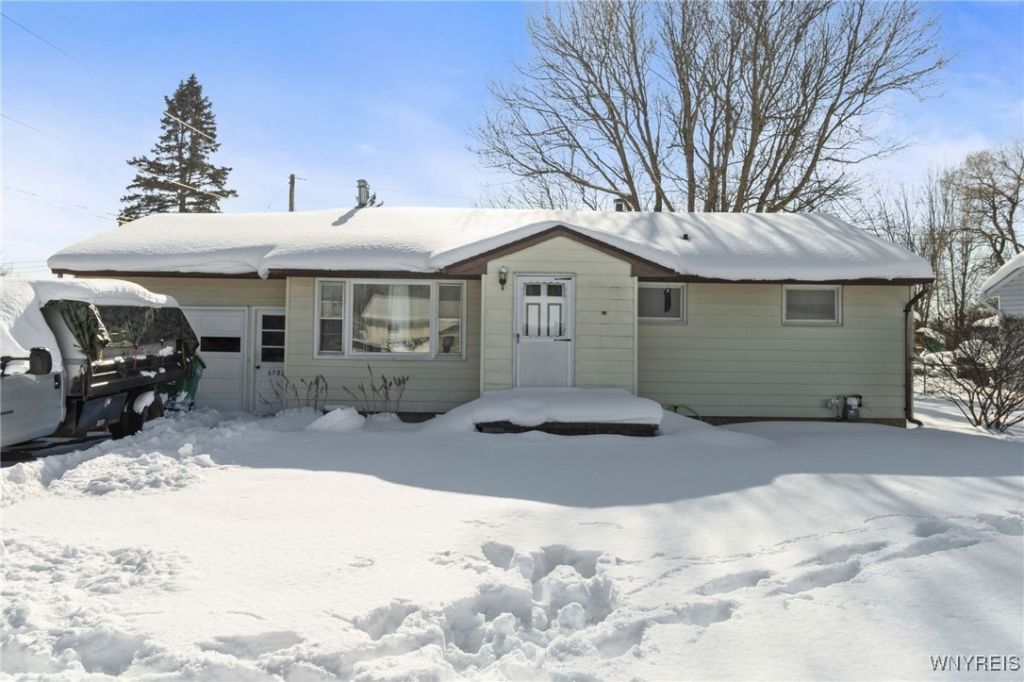 6502 Colonial Drive, Lockport, NY 14094 Main Photo