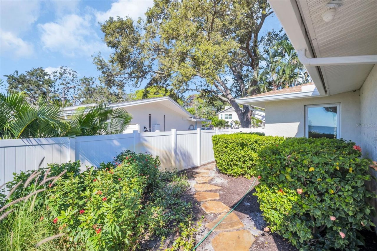 1100 Friendly Way S, Saint Petersburg, FL 33705 Photo