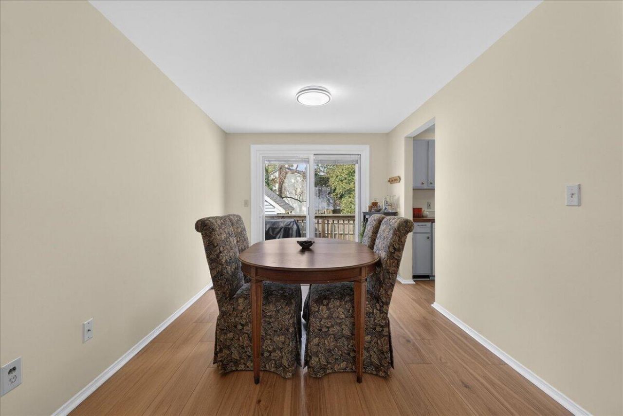 4950 Amberwood Lane Photo 6