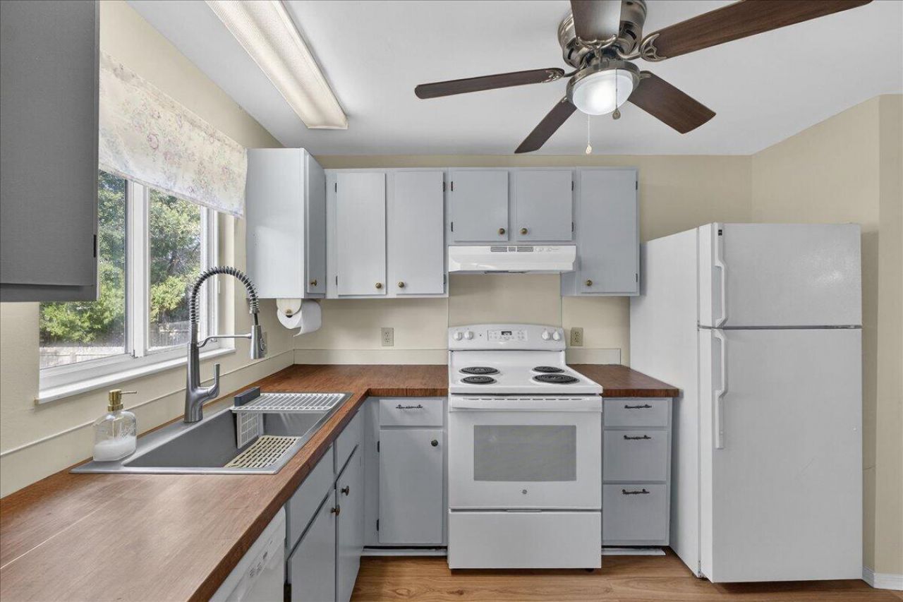 4950 Amberwood Lane Photo 9