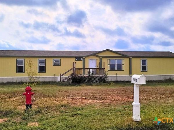 2072 County Road 421 , Stockdale, TX 78160