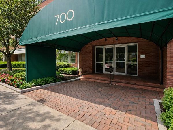 700 W Bittersweet Place, Unit 210, Chicago, IL 60613