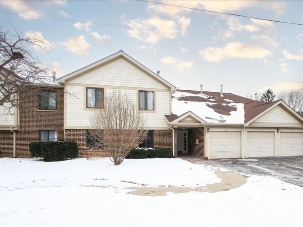 2332 N Old Hicks Road, Unit 8, Palatine, IL 60074