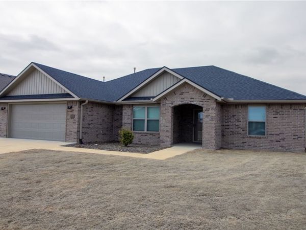305 Pin Oak Street, Gentry, AR 72734