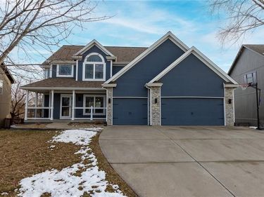 17811 Greyhawke Ridge Drive, Smithville, MO 64089