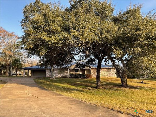 1672 FM 318 , Hallettsville, TX 77964