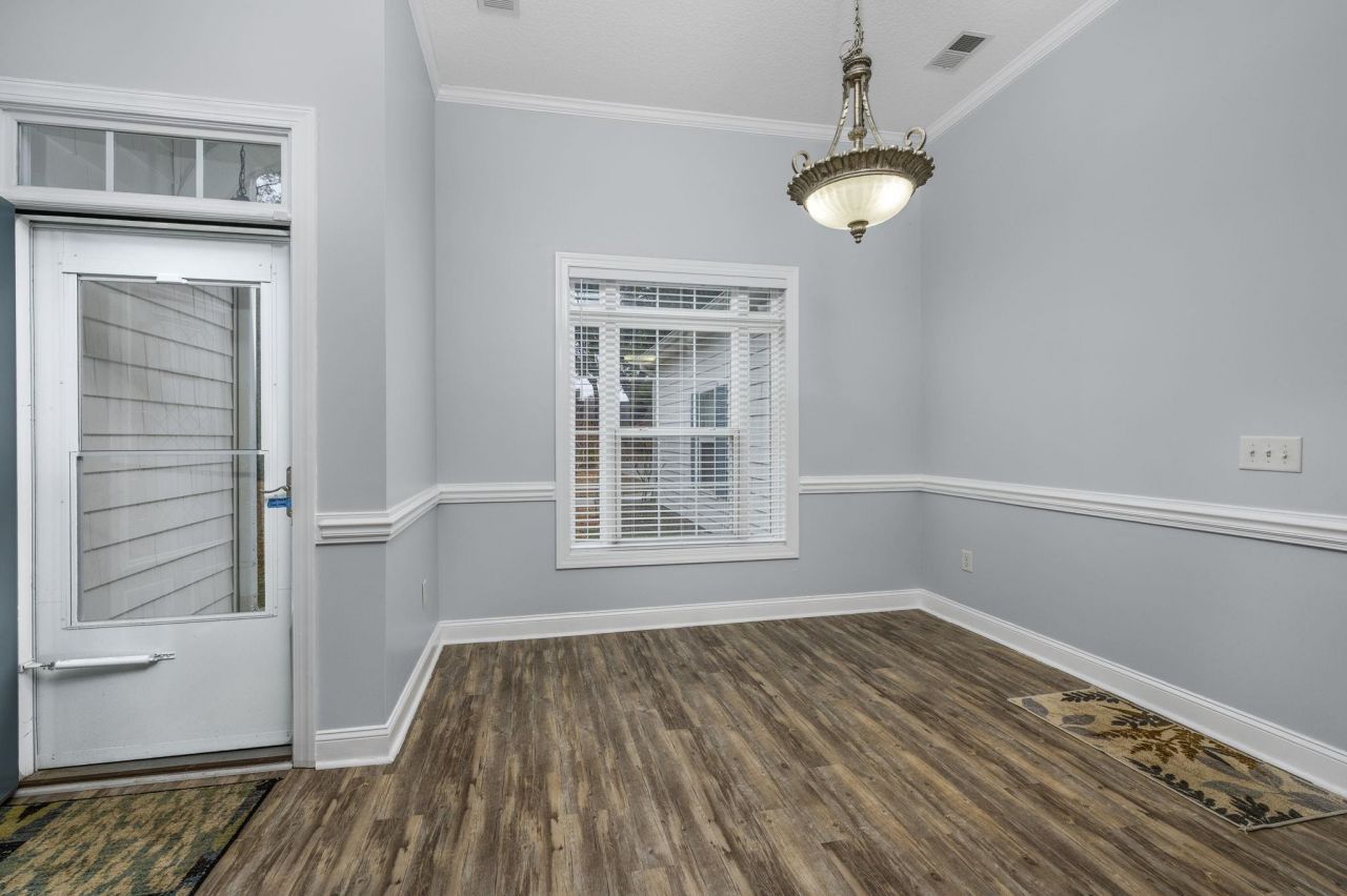 1630 Edgewood Dr. Photo 6