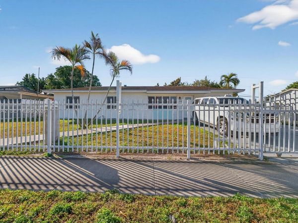 20 NE 215th St , Miami Gardens, FL 33179