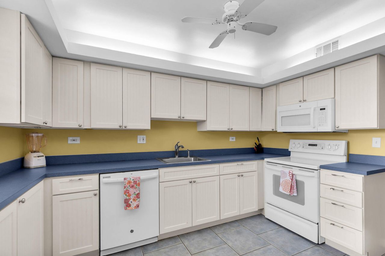 601 W Ocean Drive, Unit 410, Key Colony, FL 33051 Photo