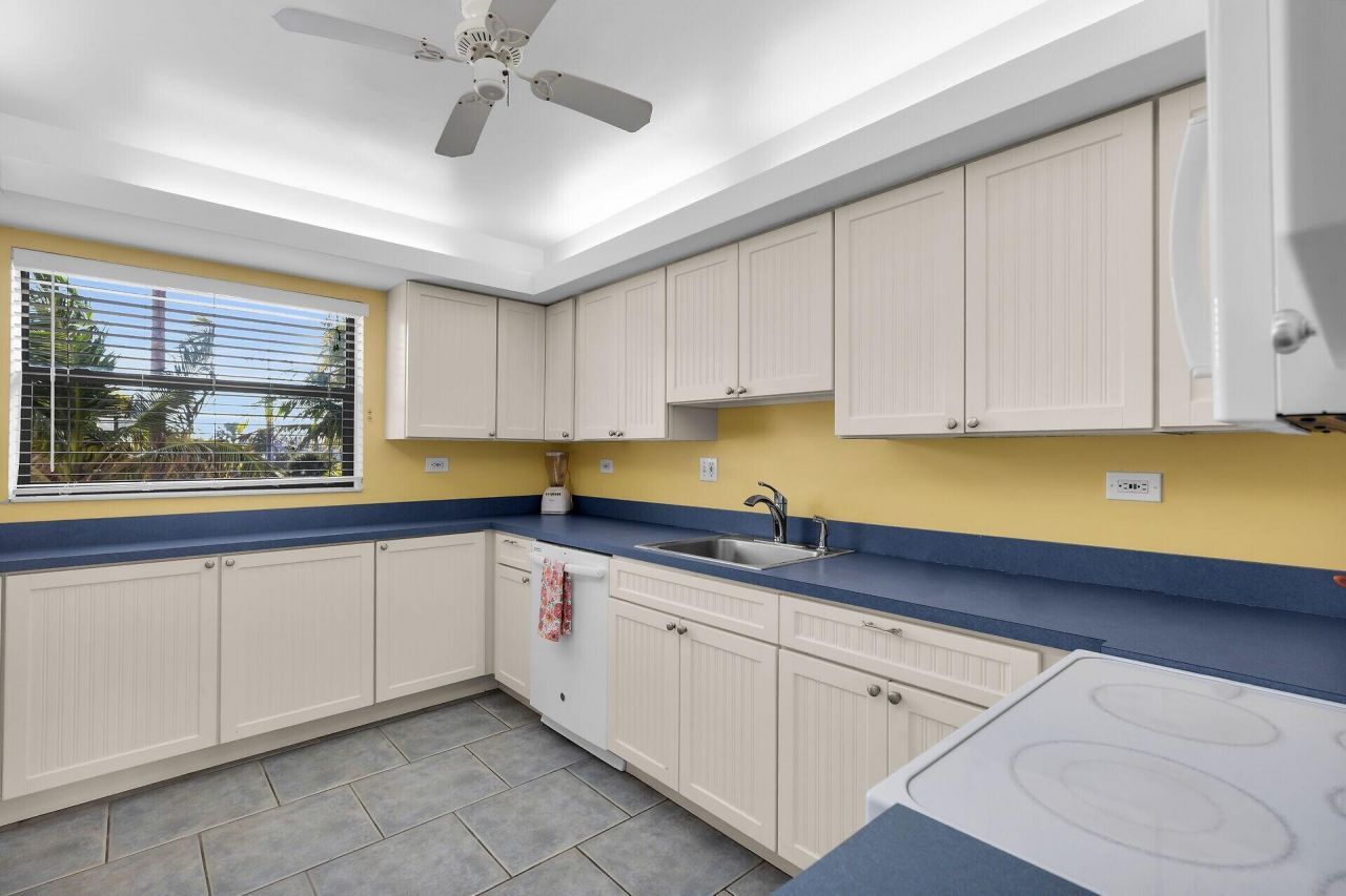 601 W Ocean Drive, Unit 410, Key Colony, FL 33051 Photo