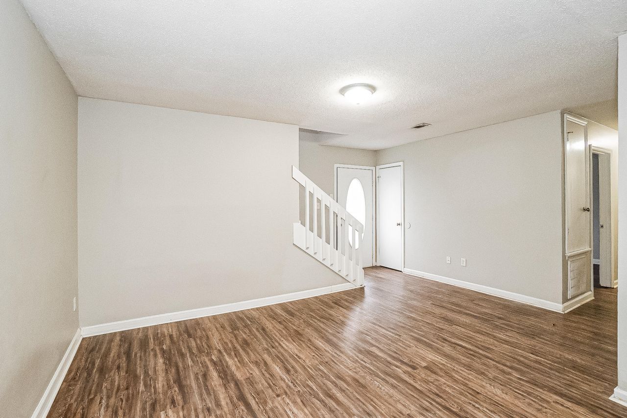 3253 Stonehaven Drive Photo 2