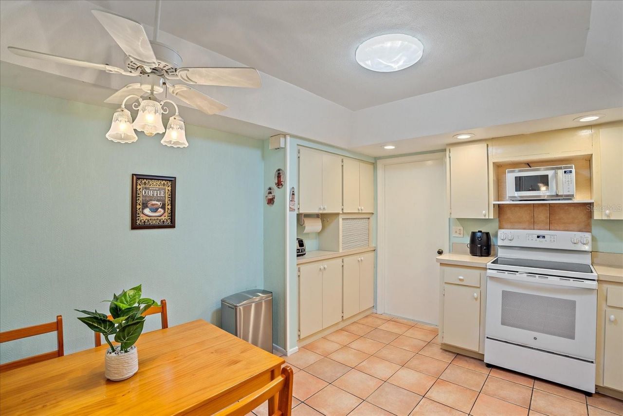 6948 W Country Club Drive N, Unit V-81, Sarasota, FL 34243 Photo