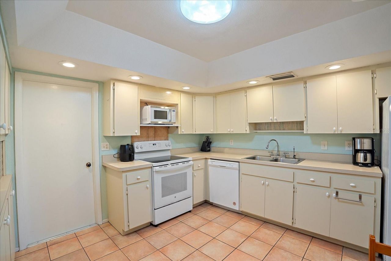 6948 W Country Club Drive N, Unit V-81, Sarasota, FL 34243 Photo