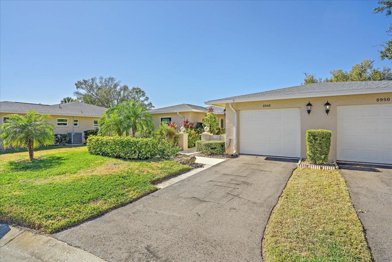6948 W Country Club Drive N, Unit V-81, Sarasota, FL 34243 Photo