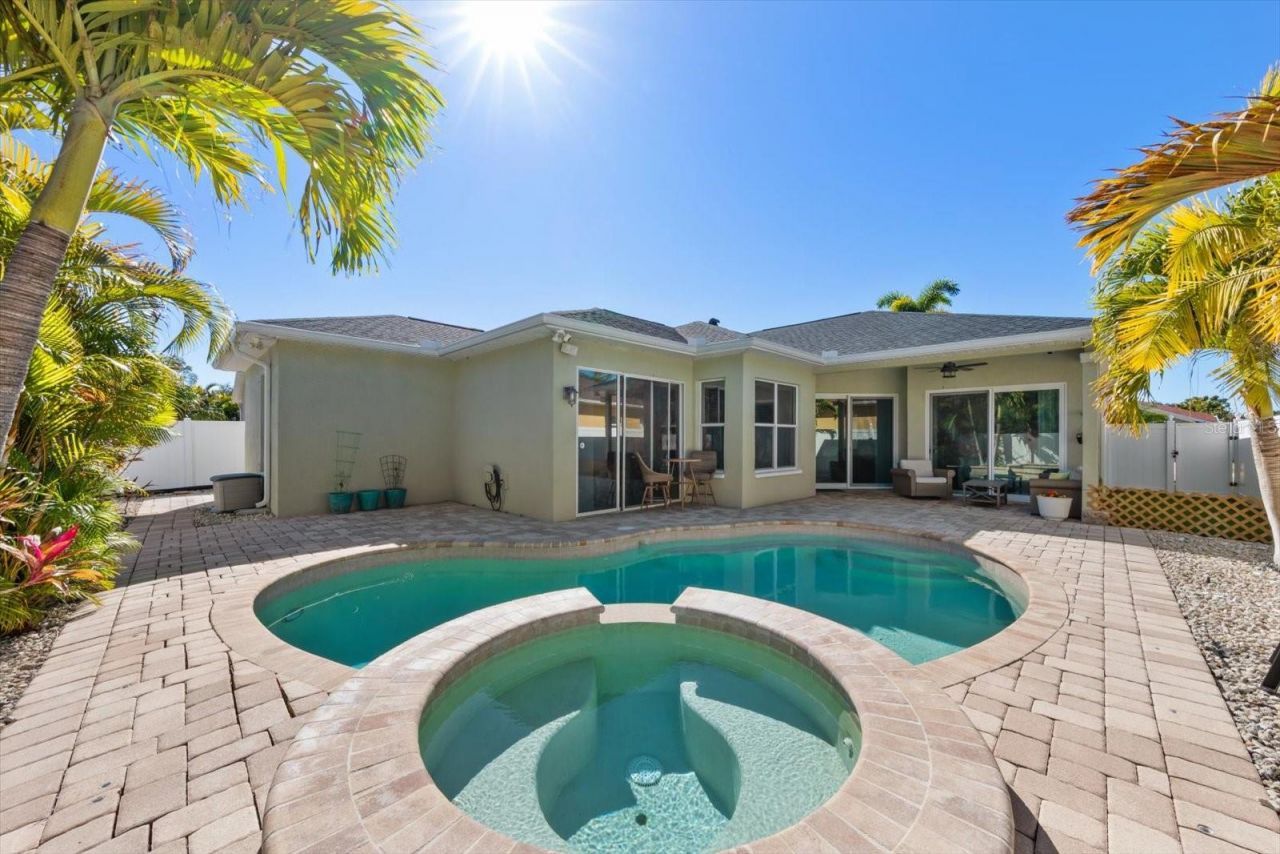 8169 Wild Oaks Circle, Largo, FL 33773 Photo