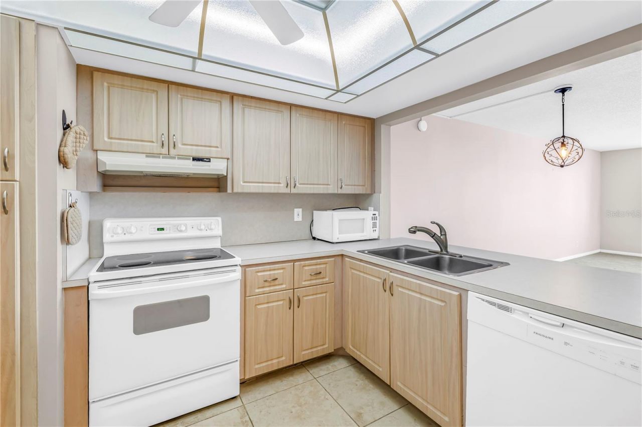 6104 Palma Del Mar Boulevard S, Unit 305, Saint Petersburg, FL 33715 Photo