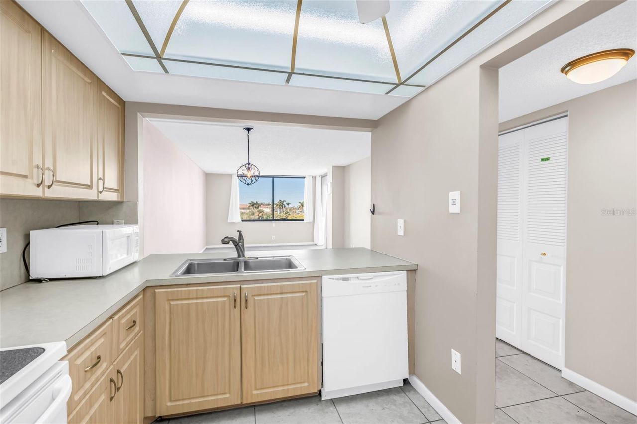 6104 Palma Del Mar Boulevard S, Unit 305, Saint Petersburg, FL 33715 Photo