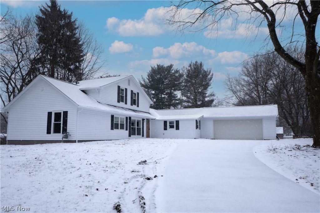 1038 Dell Circle Nw, North Canton, OH 44720 Main Photo