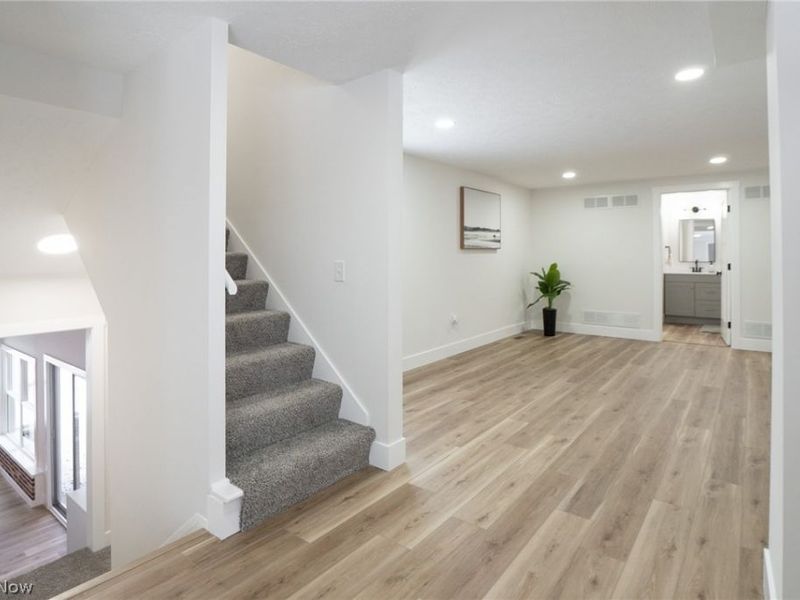 1038 Dell Circle NW, North Canton, OH 44720 Photo 2