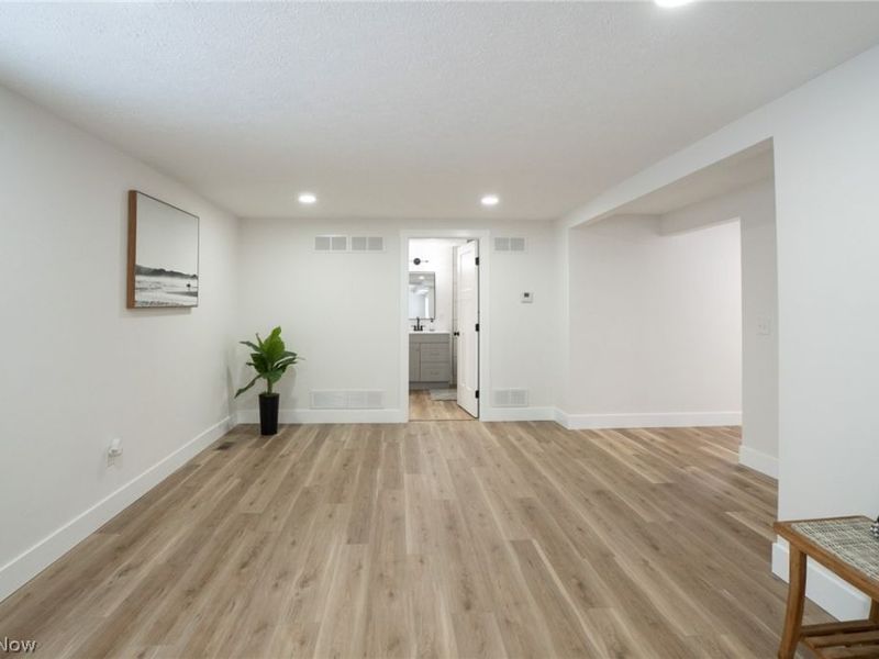 1038 Dell Circle NW, North Canton, OH 44720 Photo 4