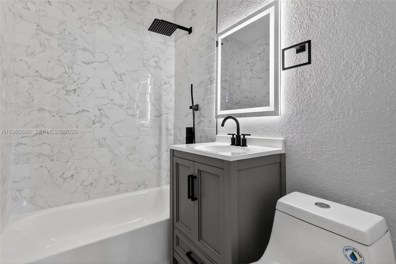 870 NE 144th St, North Miami, FL 33161 Photo