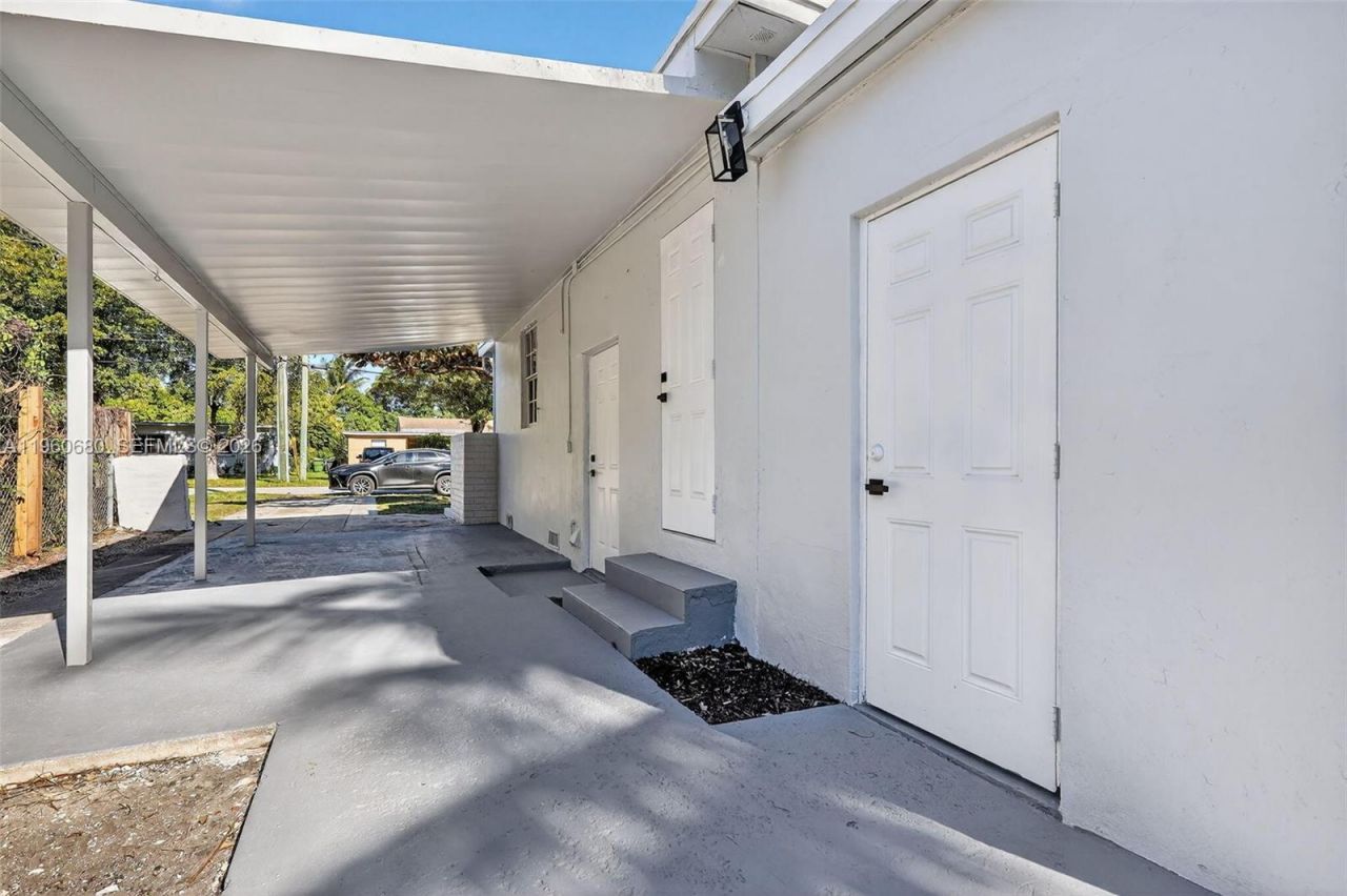 870 NE 144th St, North Miami, FL 33161 Photo