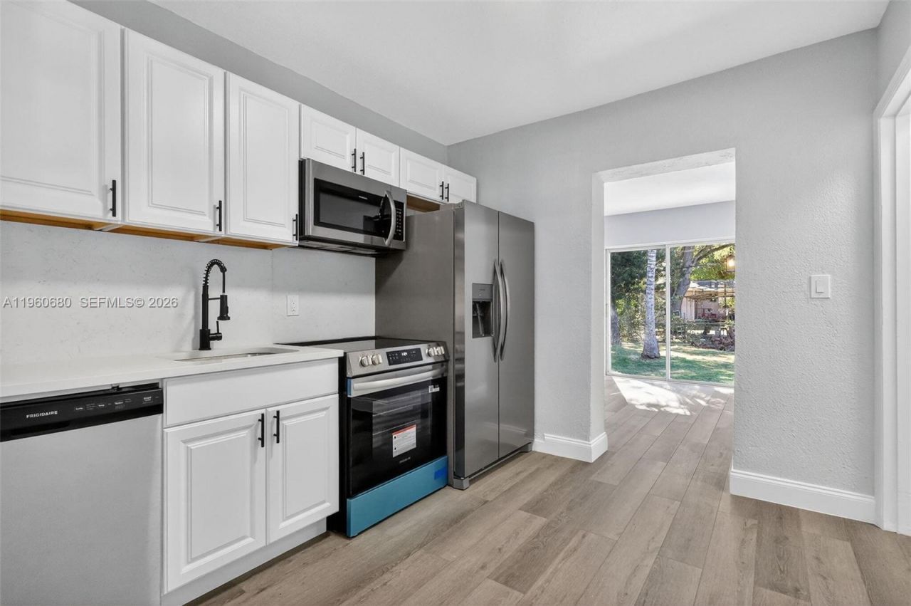 870 NE 144th St, North Miami, FL 33161 Photo