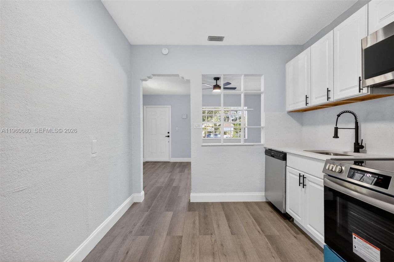 870 NE 144th St, North Miami, FL 33161 Photo