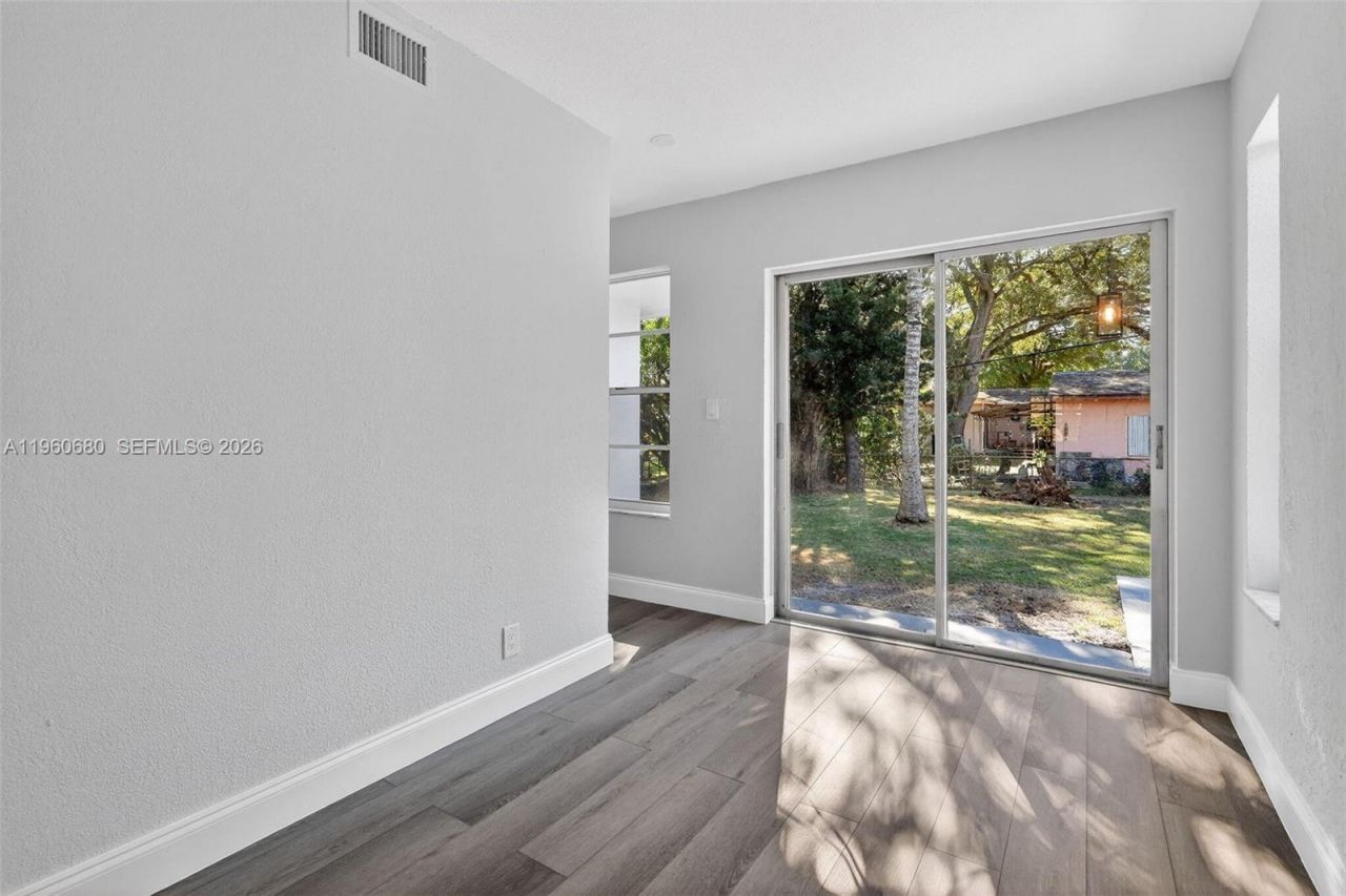 870 NE 144th St, North Miami, FL 33161 Photo