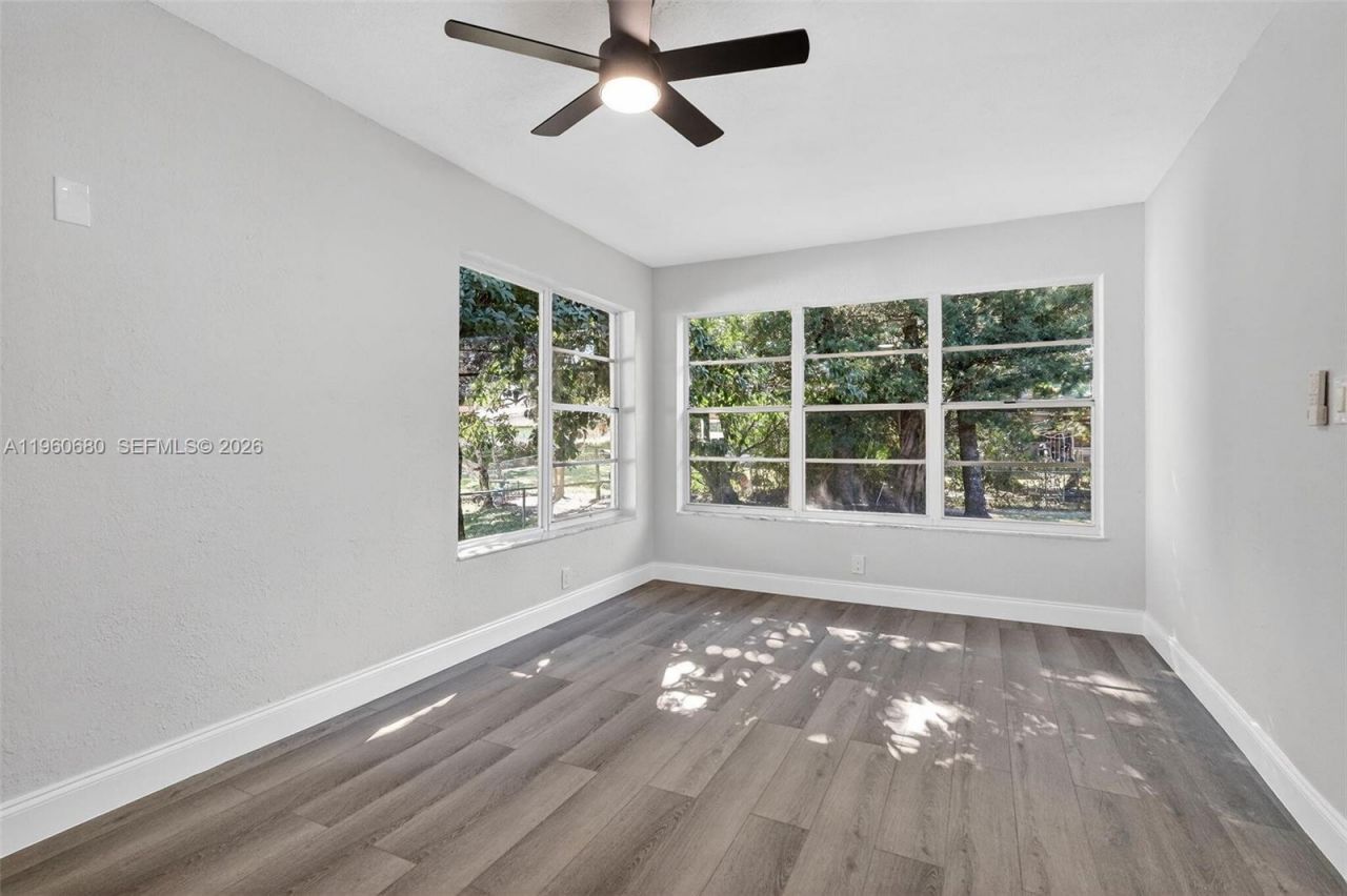 870 NE 144th St, North Miami, FL 33161 Photo