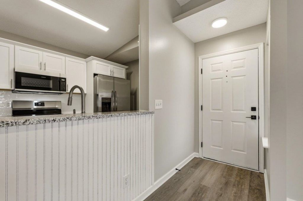 2269 Essex Dr. Photo 6