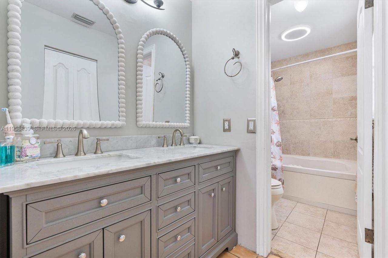 16834 NW 70th Ave, Hialeah, FL 33015 Photo