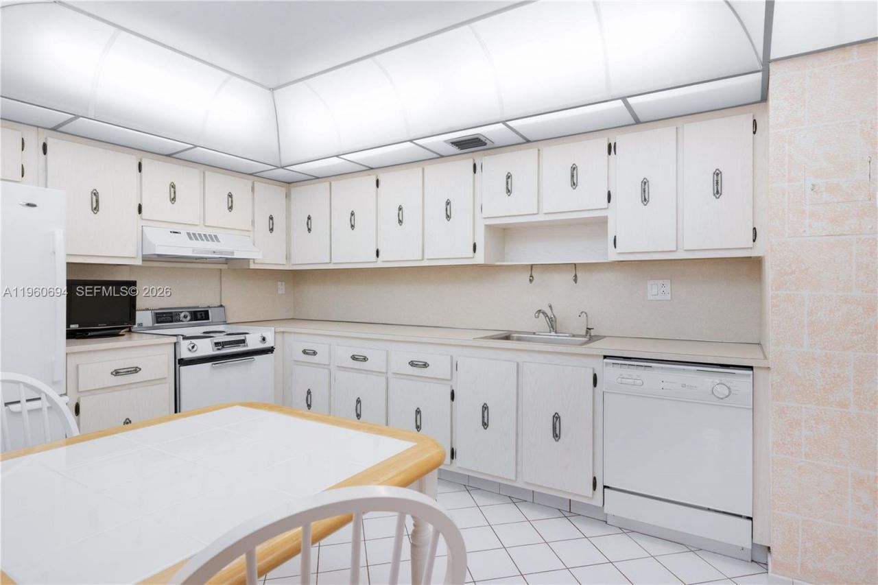 600 Three Islands Blvd , Unit 411, Hallandale Beach, FL 33009 Photo