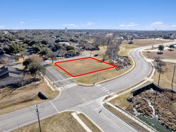 3949 Pinehurst DR, Taylor, TX 76574