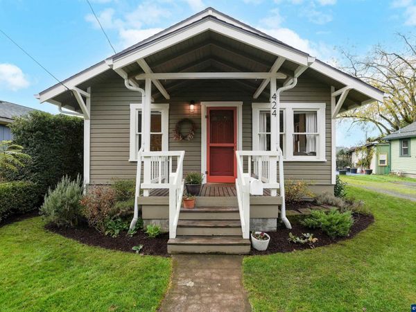 424 S 3rd St, Silverton, OR 97381