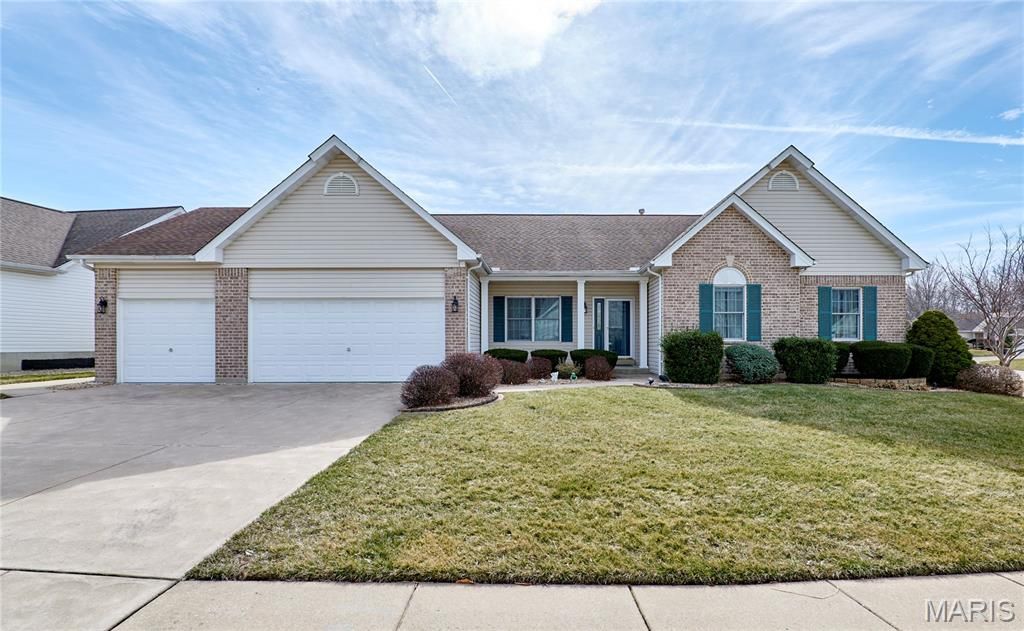 134 Huntington Crossing Drive, Saint Peters, MO 63376 Main Photo