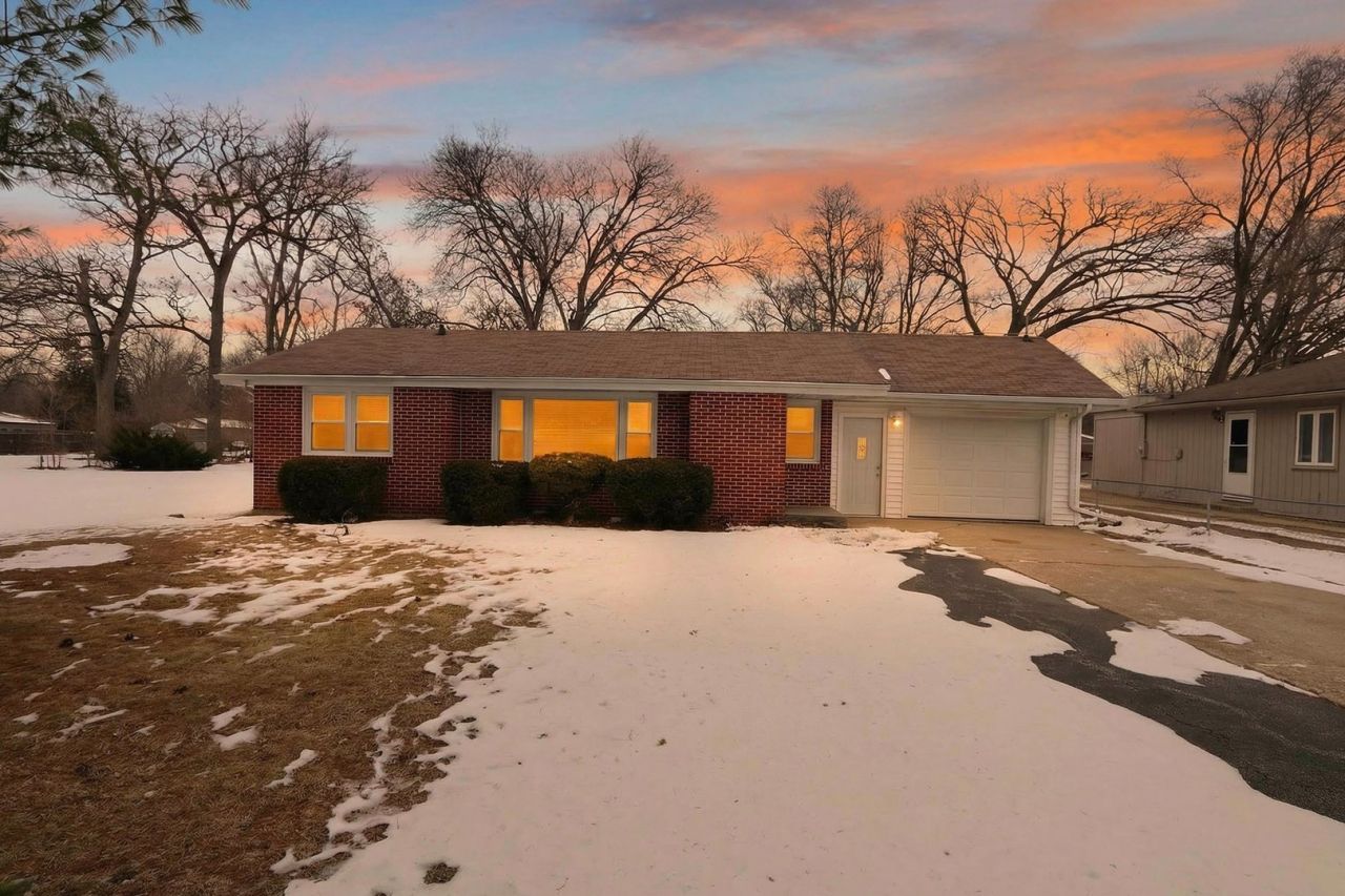 28 Liberty Boulevard, Machesney Park, IL 61115 Main Photo