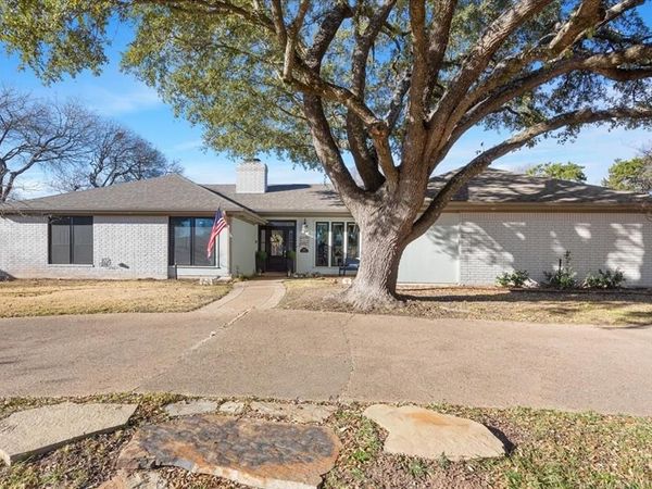304 Trailwood Drive, Woodway, TX 76712