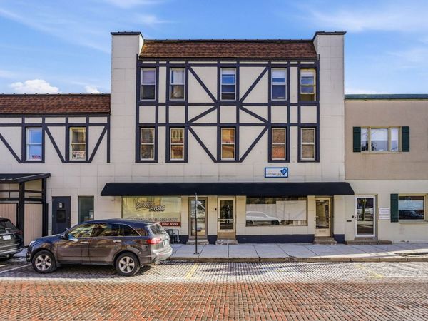 107 1/2 Dean Street, Unit 2N, Woodstock, IL 60098