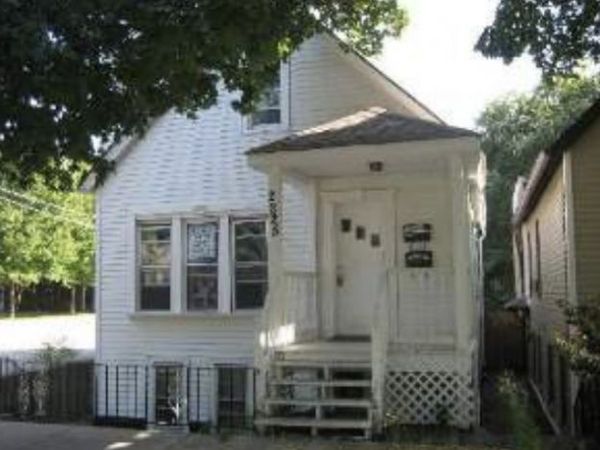 2225 W Oakdale Avenue, Chicago, IL 60618