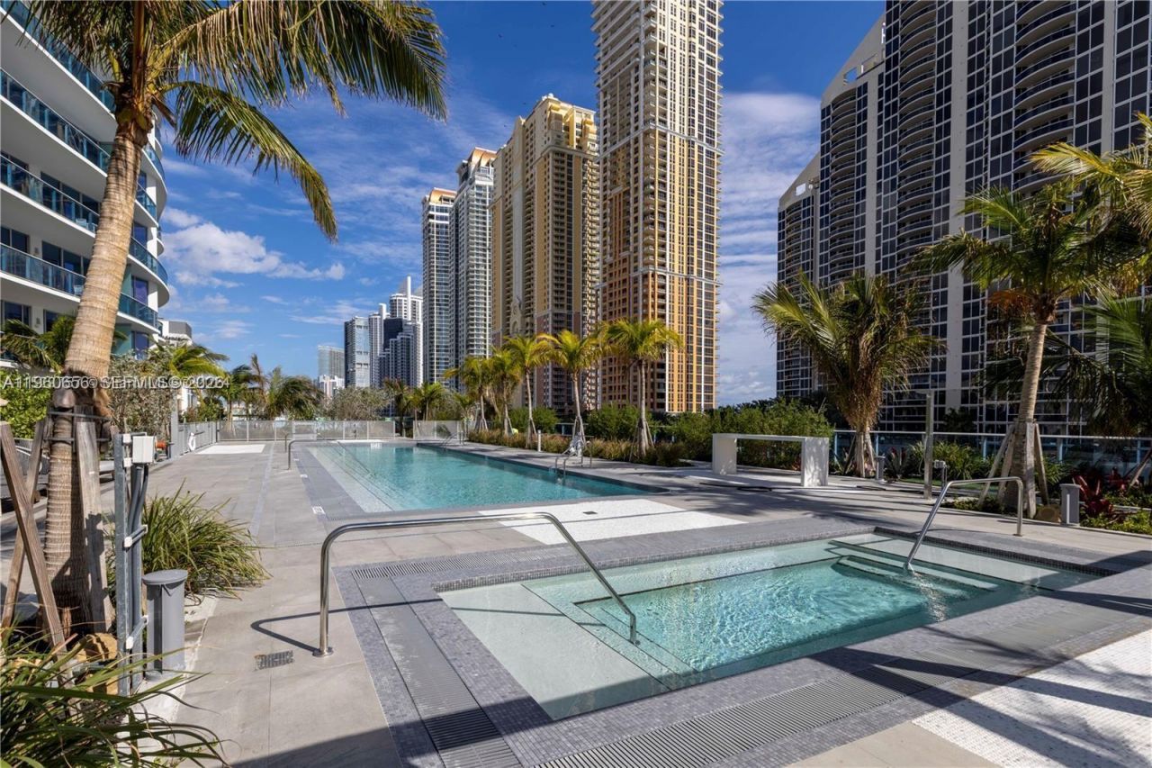 17550 Collins Ave , Unit 505, Sunny Isles Beach, FL 33160 Photo